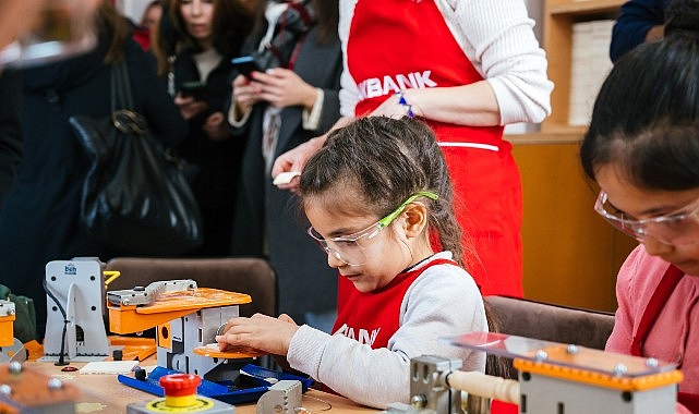 Akbank, Dönüşümde Gelecek Var ile   On Binlerce Çocuğun   Eğitim Deneyimini İyileştiriyor
