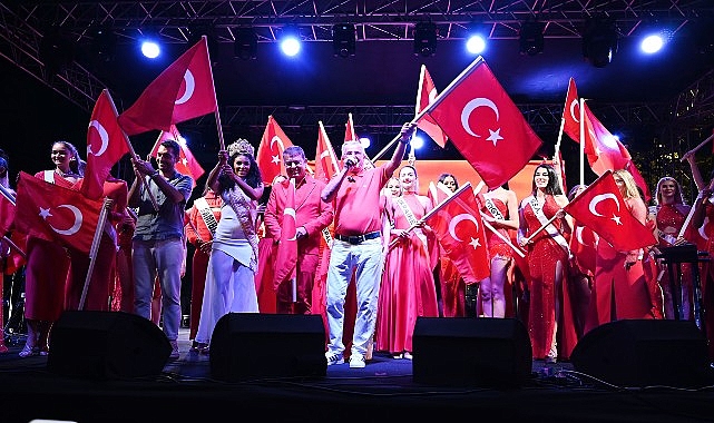 Kemer’de 19 Mayıs coşkusu İkilem Kemer’de konser verdi