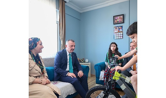 Başkan Büyükakın’dan ev ev bayram mutluluğu