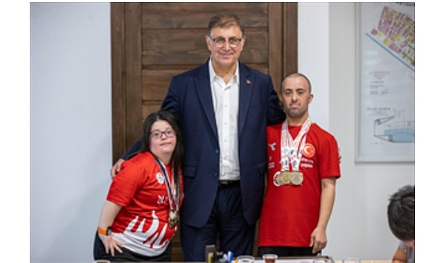 Başkan Tugay, İzmir’in gururu Büyükşehir sporcularını ağırladı