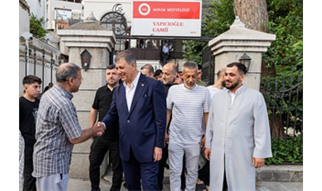 Başkan Tugay vatandaşlarla bayramlaştı