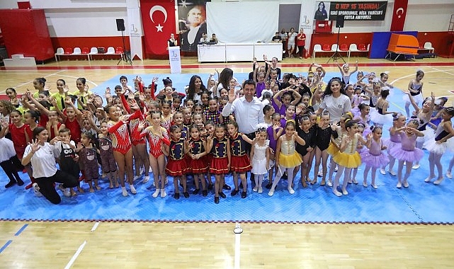 Bayraklılı kursiyerlerden yıl sonu gösterisi