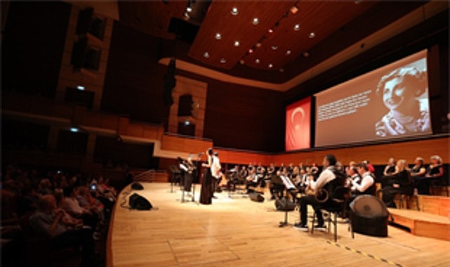 “Cumhuriyetin Divası” Müzeyyen Senar konserle anıldı
