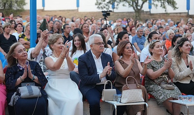 “Düşten Düşünceye Zamansız Kadınlar” Gösterimi Burhaniye’de Gerçekleştirildi