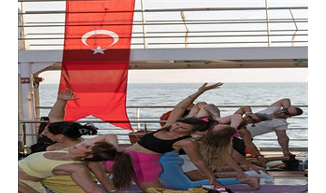 İzmir’de güneşi yoga ile uğurladılar