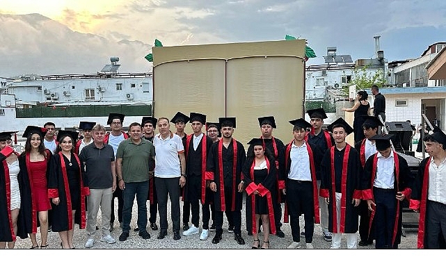 Öğrencilerin mezuniyet sevinci