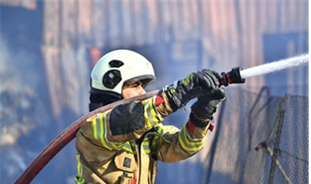 Bayındır’da köy içinde çıkan ot yangını yerleşim alanlarını tehdit etti