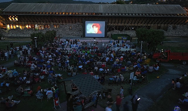 Gölcüklülerden açık havada film gösterimine yoğun ilgi