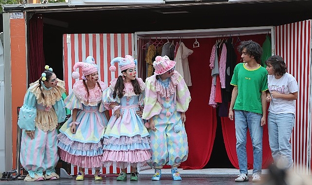 Karabağlar’da Çocuklar Sahnede Parladı: Ekran Kapandı, Eğlence Başladı!