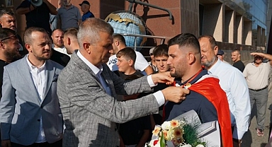 Gölcük Belediyesi Başpehlivanına Kutlama