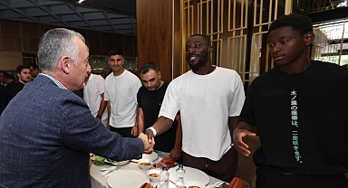 Vali Aktaş ile Başkan Büyükakın’dan Beşiktaş maçı öncesi Kocaelispor’a moral