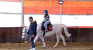 Ara tatili at üstünde geçirdiler